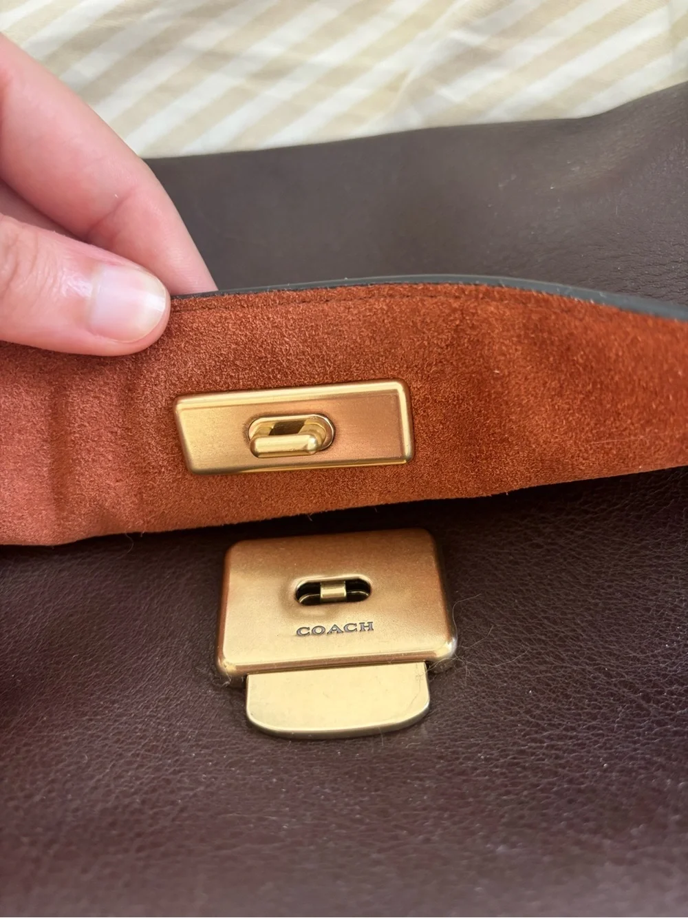 Coach Chelsea Shoulder Bag 30 in Brass/Maple Brown - Picture 4 of 12